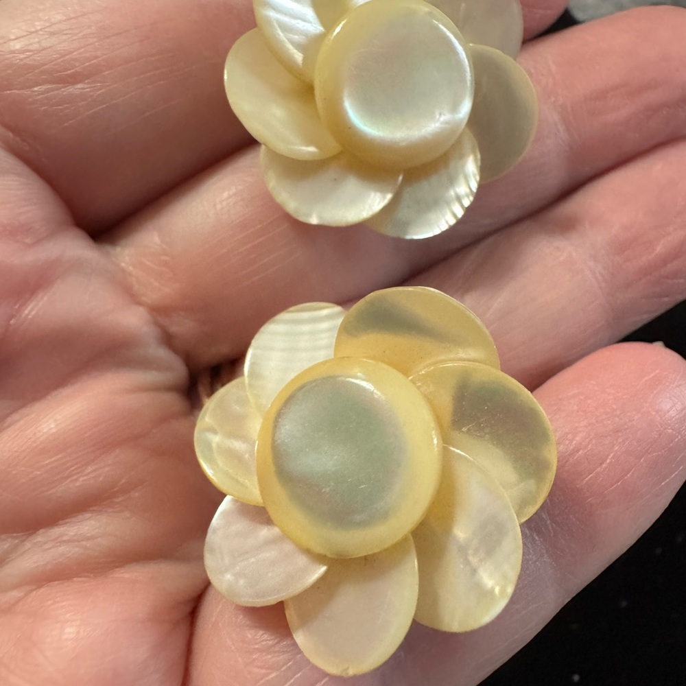 Vintage Mother of Pearl Lotus Brooch and Earring Set Marked Japan - Picture 9 of 14